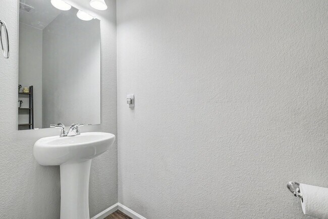 Building Photo - FABULOUS 4 BEDROOM HOME IN CUMBERLAND GREEN FOUNTAIN