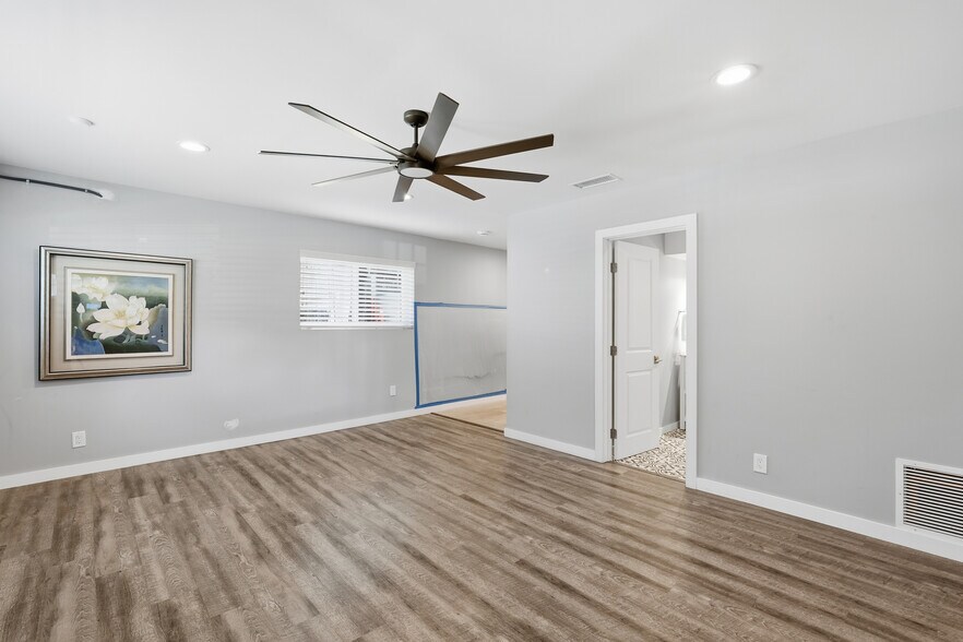 Building Photo - 116 5th Pl