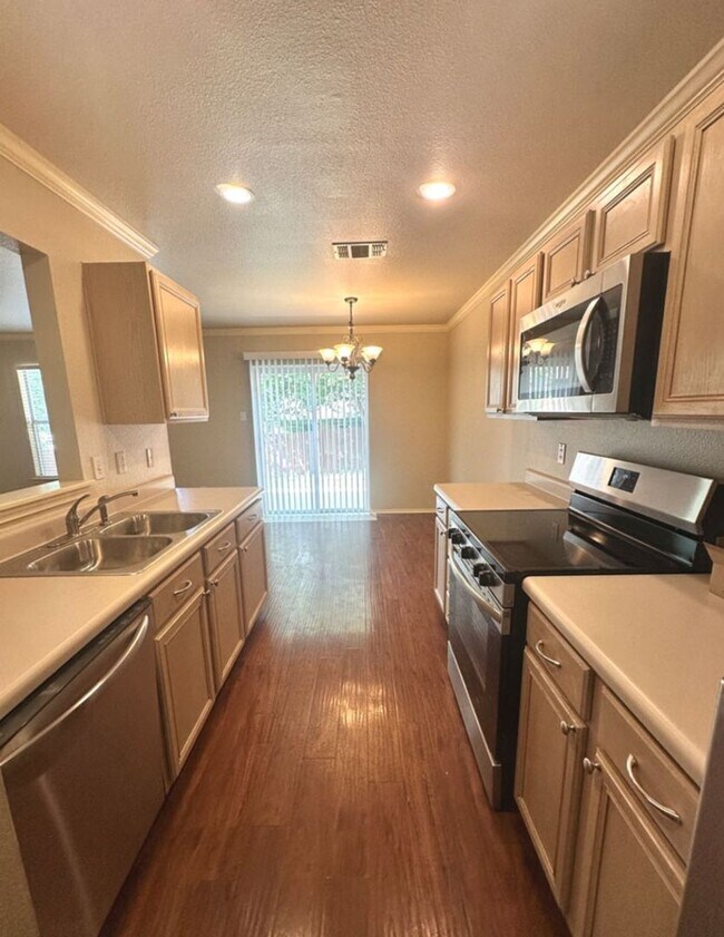 Building Photo - 3 BD/2.5 BA AVAILABLE IN GATED COMMUNITY I...
