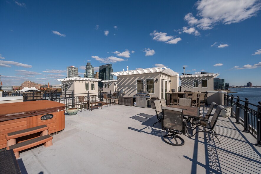 Building Photo - 621 Ponte Villas N