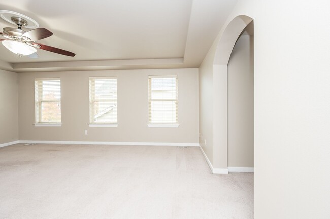 Building Photo - 4 Bedroom 2.5 bath over 2900 square feet i...