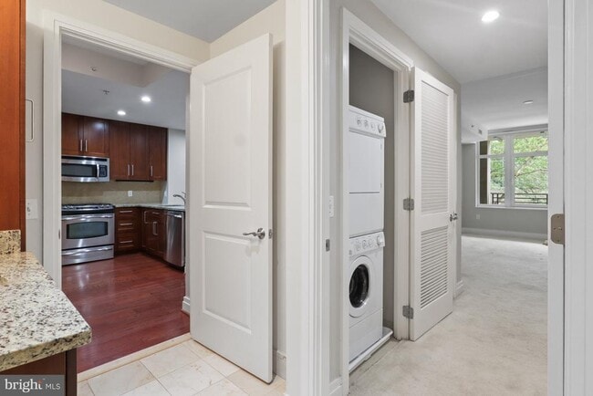 Building Photo - 8220 Crestwood Heights Dr