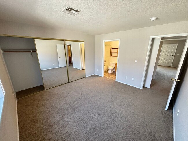 Building Photo - Beautiful 2BED/2BATH Condo near The Lakes