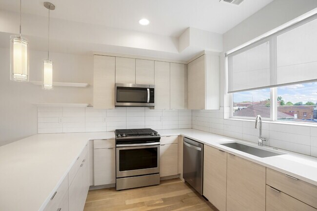 Building Photo - Stylish Sloan’s Lake Townhome with Rooftop...