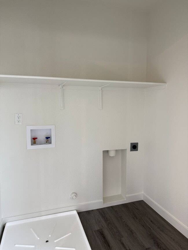 Building Photo - 3 Bed 2.5 Ba 2 Car Garage in Roseville!