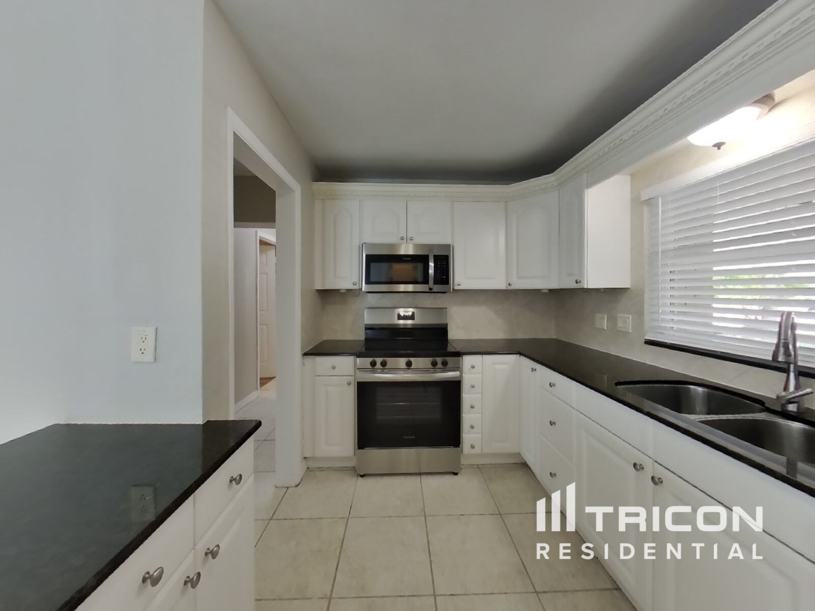 Building Photo - 1456 Lakeview Dr