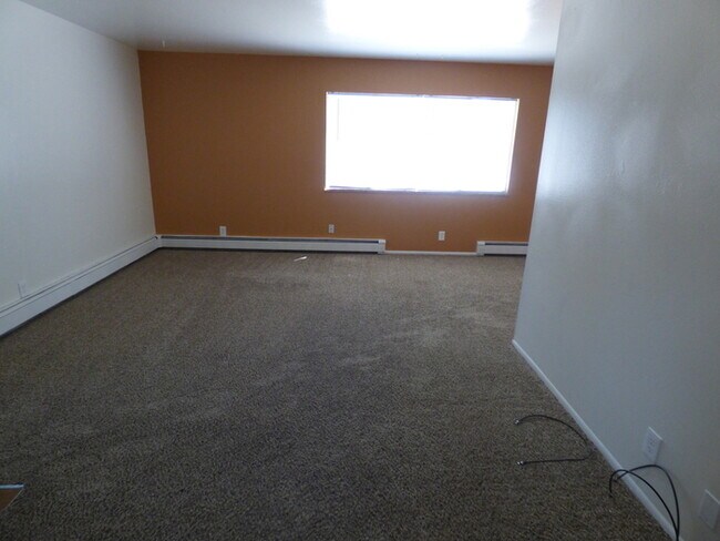 Building Photo - Bright and Clean 2 Bedroom Apartment