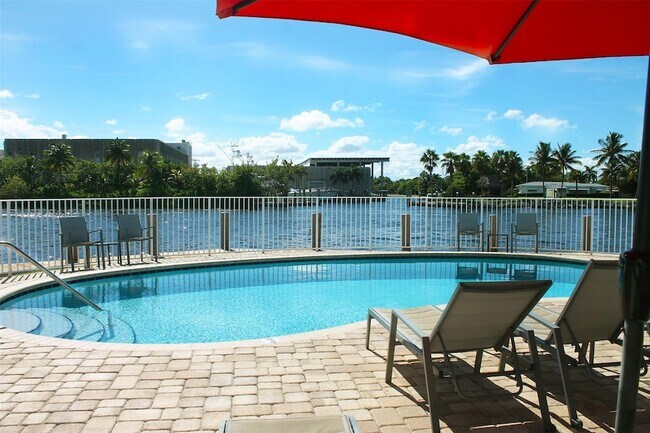 Primary Photo - 1705 N Riverside Dr