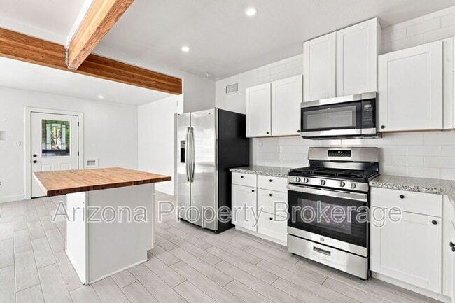 Building Photo - 1128 E Almeria Rd