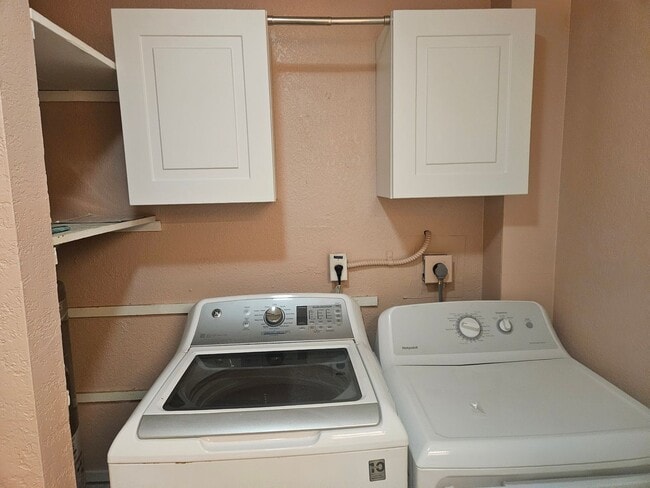 Building Photo - Beautiful 3 Bedroom 2 Bathroom Unit