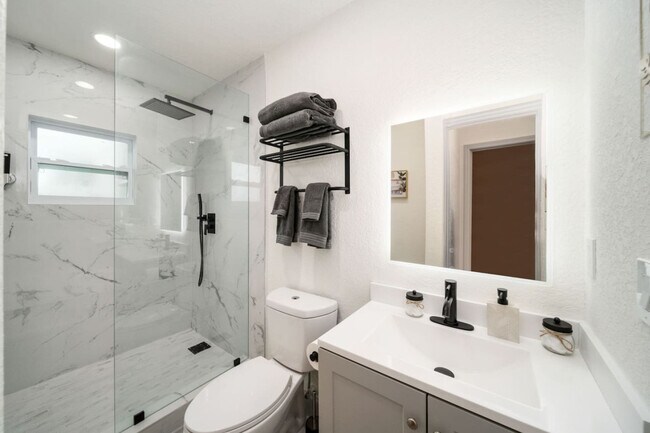 Building Photo - 1416 NE 9th St