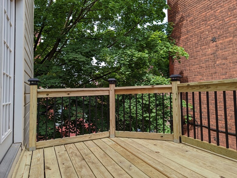 Building Photo - 158 1st St