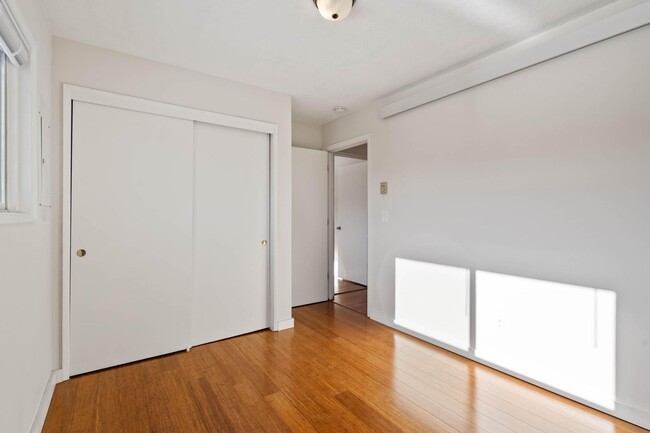 Building Photo - $300 off 1st month's rent! Comfortable 2-b...