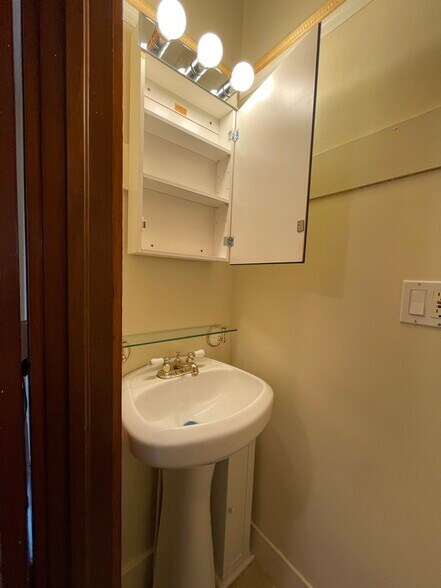 Building Photo - 8 Woodland St