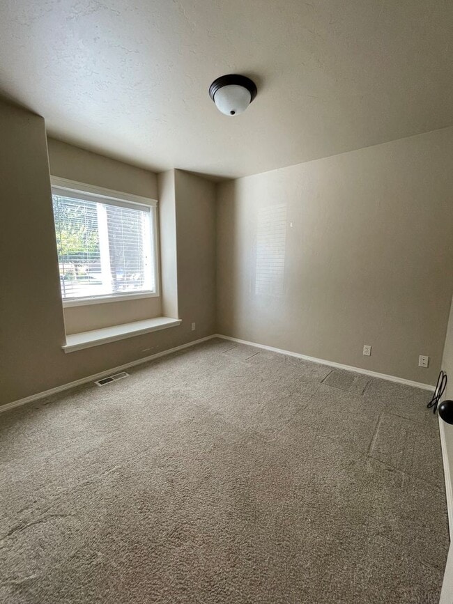 Building Photo - Spacious 3-Bed + Den Home in Hollybrook Su...