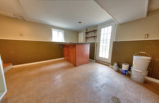 Building Photo - This classic 3 bedroom 2 bath Webster home features a front porch, large deck off the kitchen for...