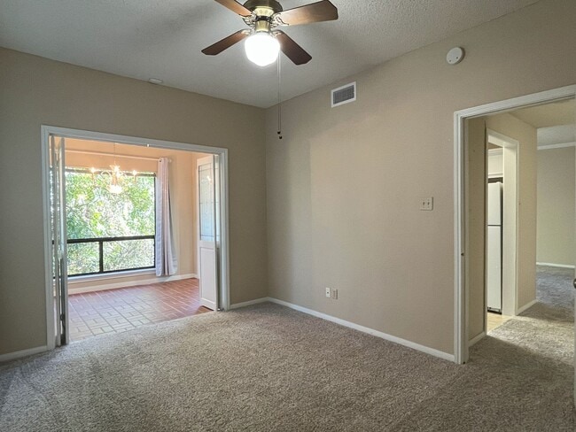 Building Photo - Wonderful 2/2 in Perfect Far West Location