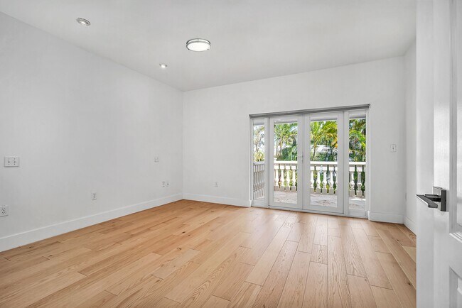 Building Photo - 1135 Asturia Ave