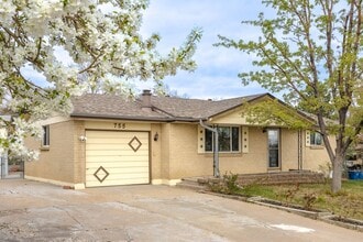 Building Photo - 755 Braun St