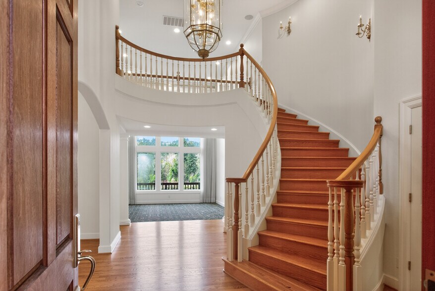 Grand staircase entry - 1645 SE Oak Shore Ln