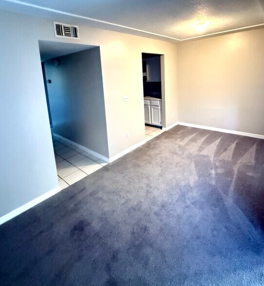 Dining/Living room - 467 Crabapple Ct