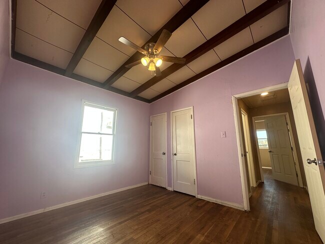 Building Photo - 1312 E Mesquite Ln