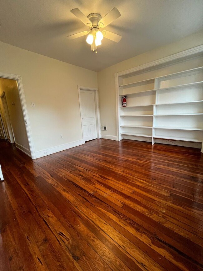 Building Photo - ???Spacious 4 Bedroom 1.5 Bath house locat...