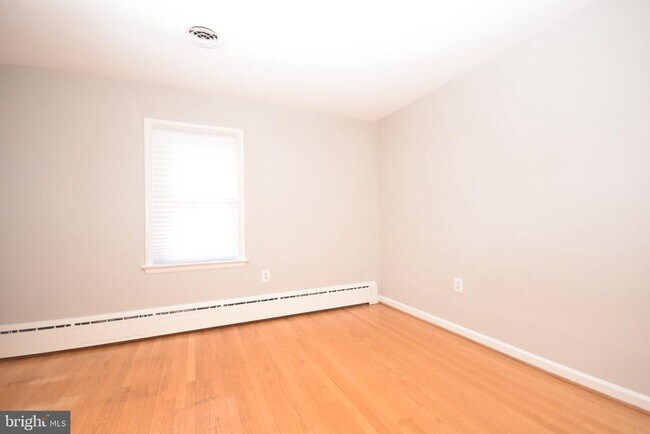 Building Photo - 204 W Locust St