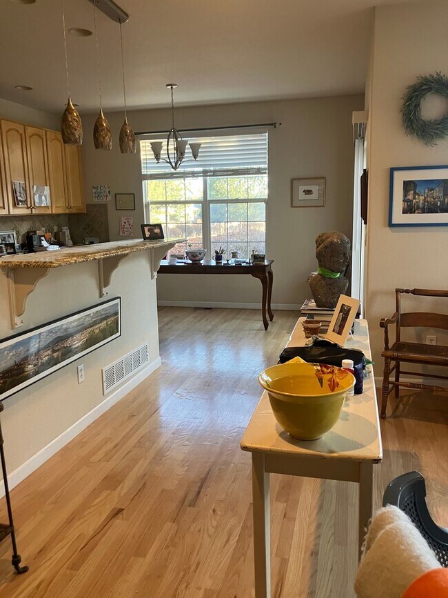 Building Photo - 2 bed/3 bath with spacious finished basement!