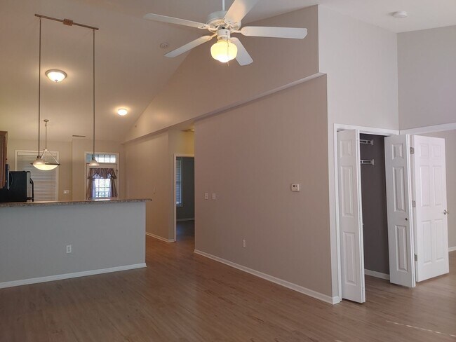 Building Photo - $1,550 | 2 Bedroom, 2 Bathroom Condo | No ...