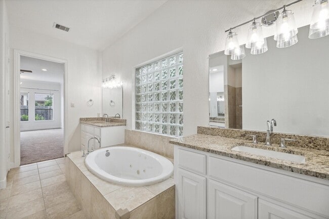 Building Photo - 95 N Mews Wood Ct