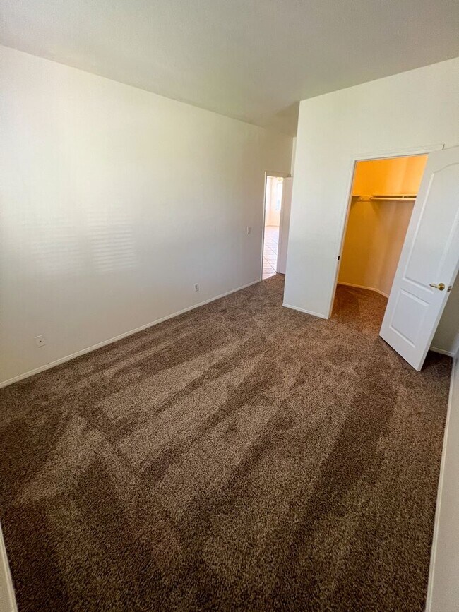 Building Photo - Spacious 4 Bedroom 3 Bathroom Home with 3 ...