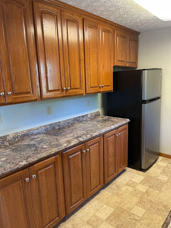 Building Photo - Available December 21st! SPACIOUS & PET FR...