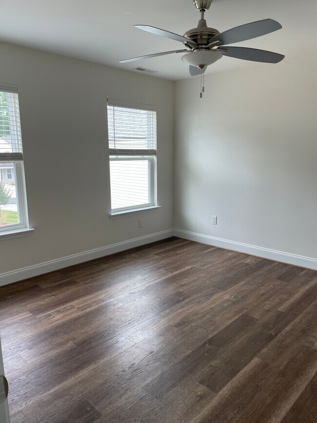 Building Photo - 105 Solis Ct