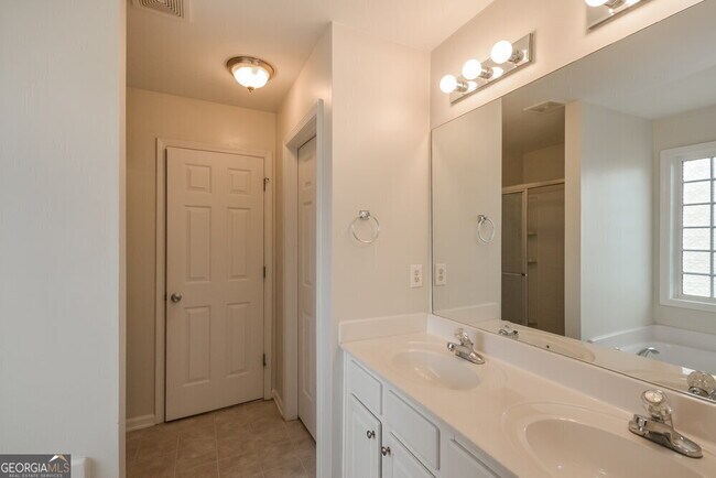 Building Photo - 140 Lantana Dr
