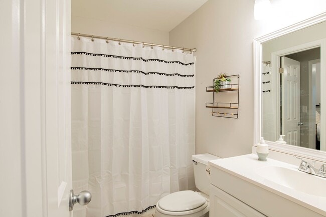 Building Photo - Conveniently Located Furnished Townhome in...