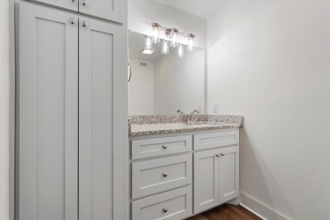 Building Photo - Updated Amazing Townhome