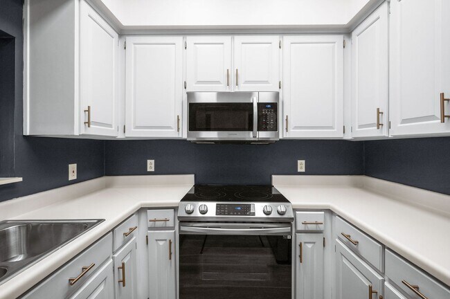 Building Photo - Awesome updated 2BR/1.5BA townhome in Bell...