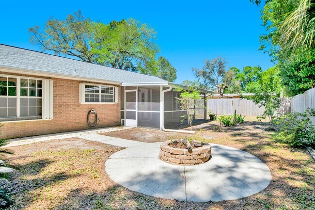 Building Photo - Well-Maintained Home with 2-Car Garage & Screened Back Porch in Central Location