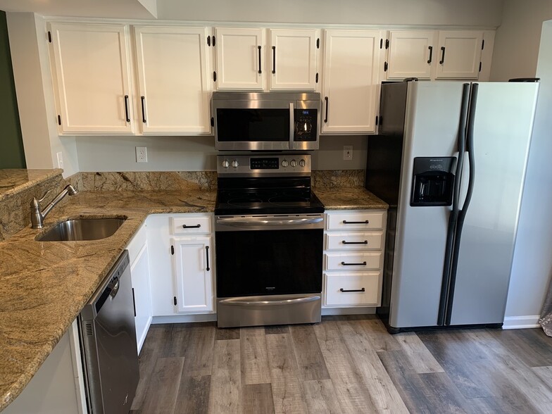 Kitchen - 1348 Cox Cove Ct