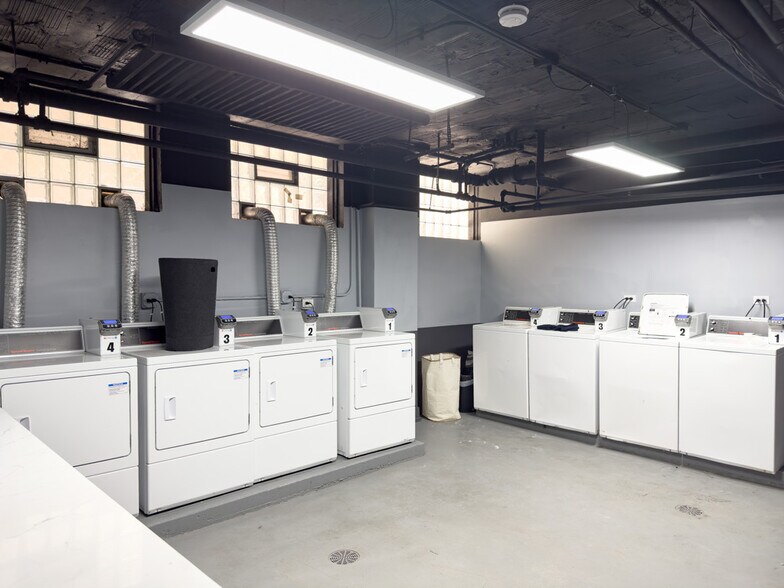 Building Photo - 545 W Belmont