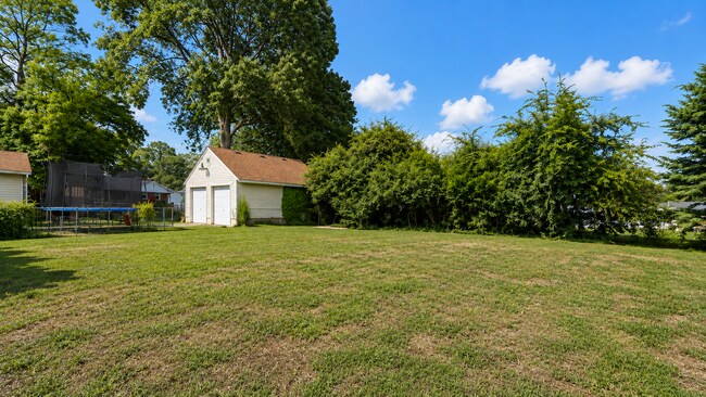 Building Photo - 6 Rivercrest Dr