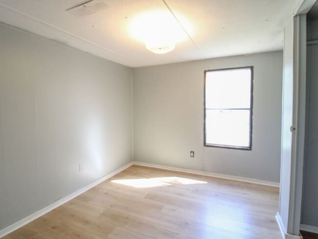 Building Photo - Updated Country Home Just Minutes from Fay...