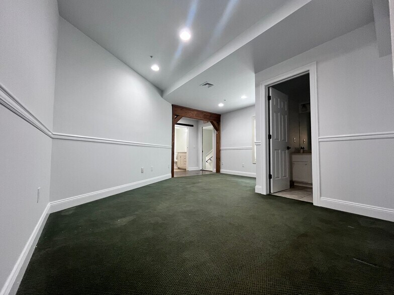 Building Photo - 2614 Boston Post Rd