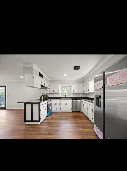 Building Photo - 100 N Brookhaven Dr