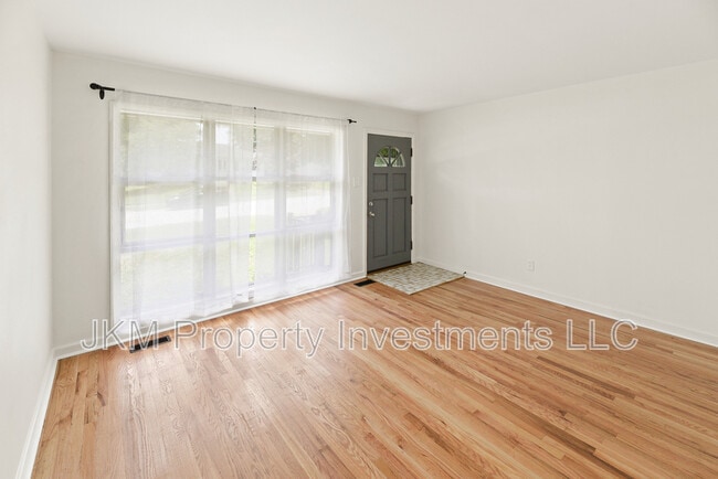 Building Photo - 135 St Maurice Ln