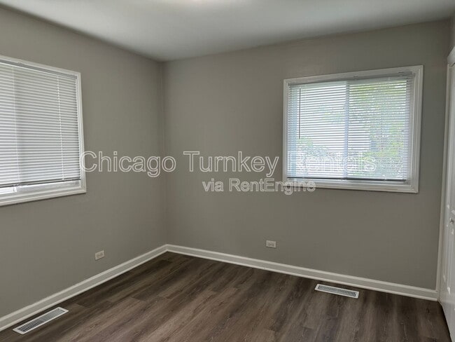 Building Photo - 15444 Albany Ave