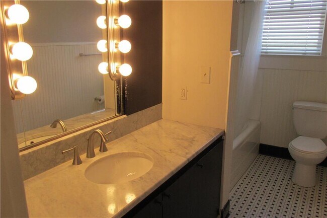 Building Photo - 800 San Antonio St