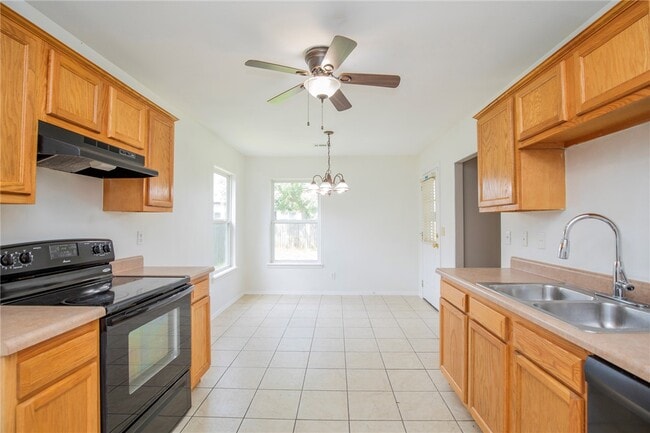 Building Photo - 902 SW Sandrock Rd