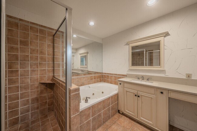 Building Photo - Amazing Townhome